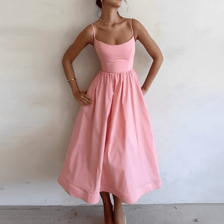 Süßes leichtes Damenkleid mit Rüschen und Trägern