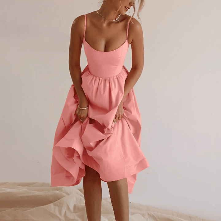 Süßes leichtes Damenkleid mit Rüschen und Trägern