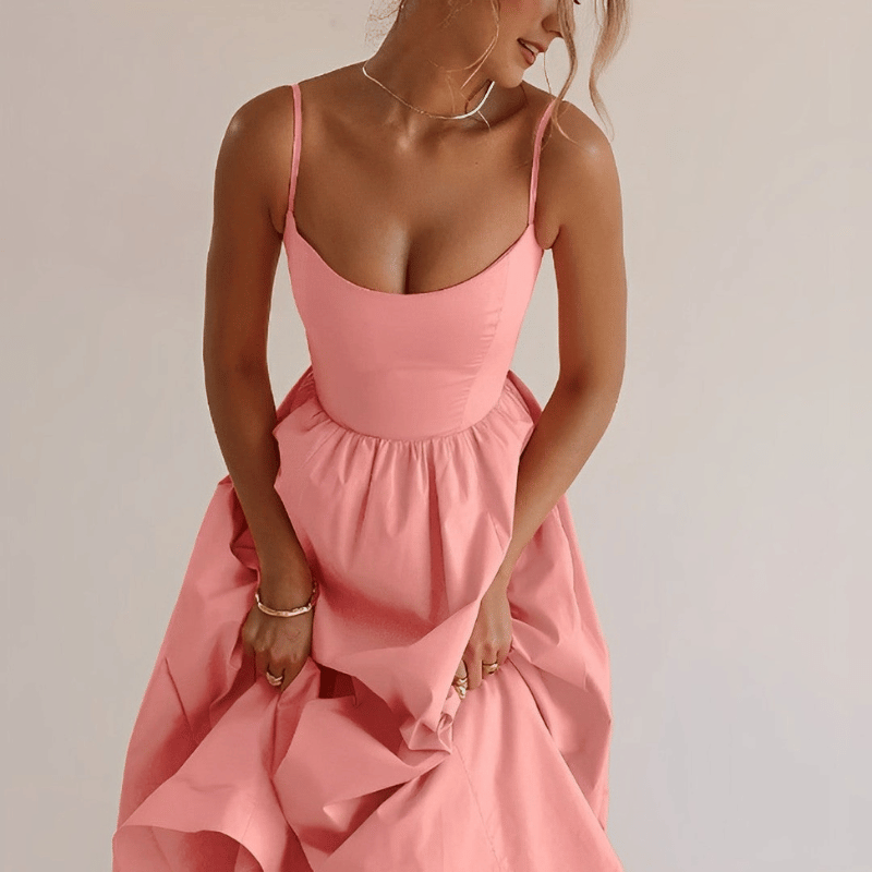 Süßes leichtes Damenkleid mit Rüschen und Trägern