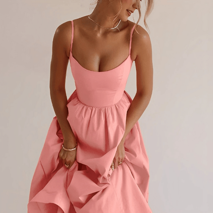 Süßes leichtes Damenkleid mit Rüschen und Trägern