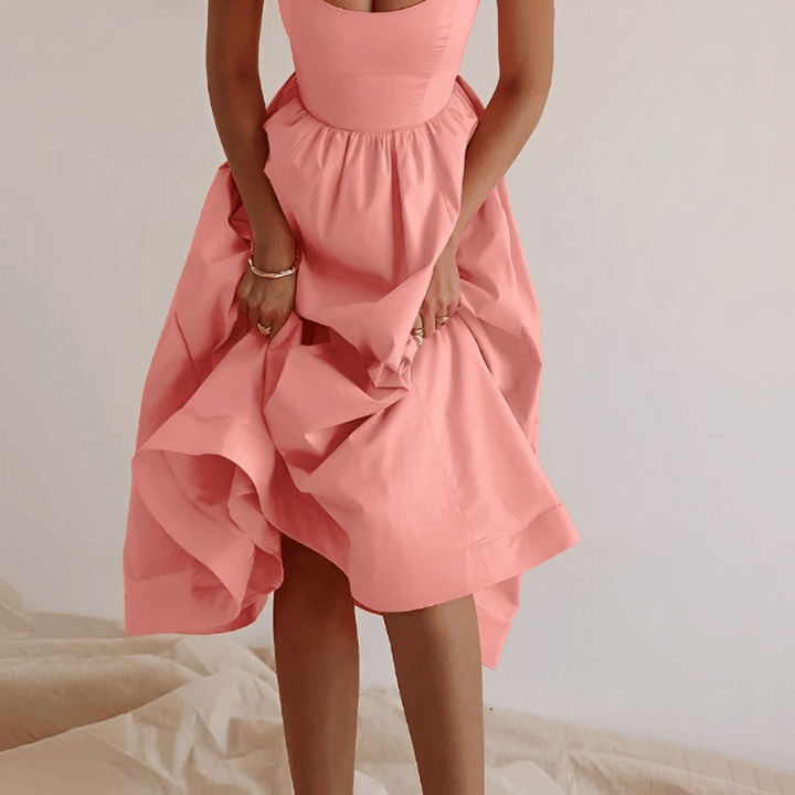 Süßes leichtes Damenkleid mit Rüschen und Trägern