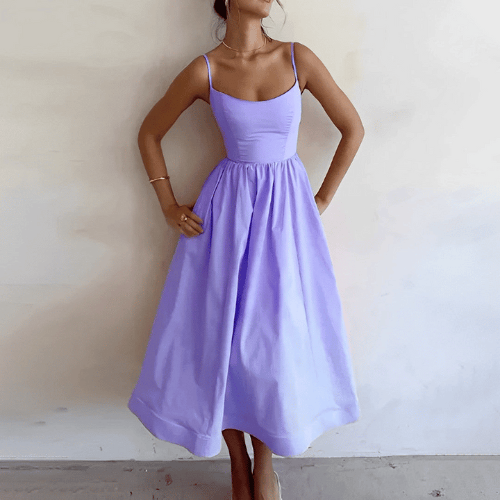 Süßes leichtes Damenkleid mit Rüschen und Trägern