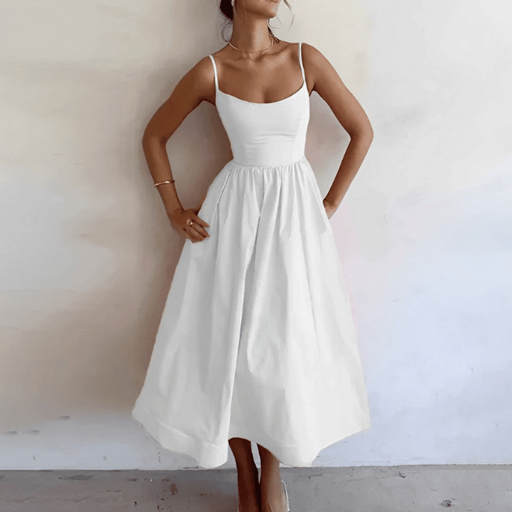 Süßes leichtes Damenkleid mit Rüschen und Trägern