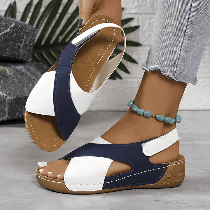 Modische Sandale mit modernem Design